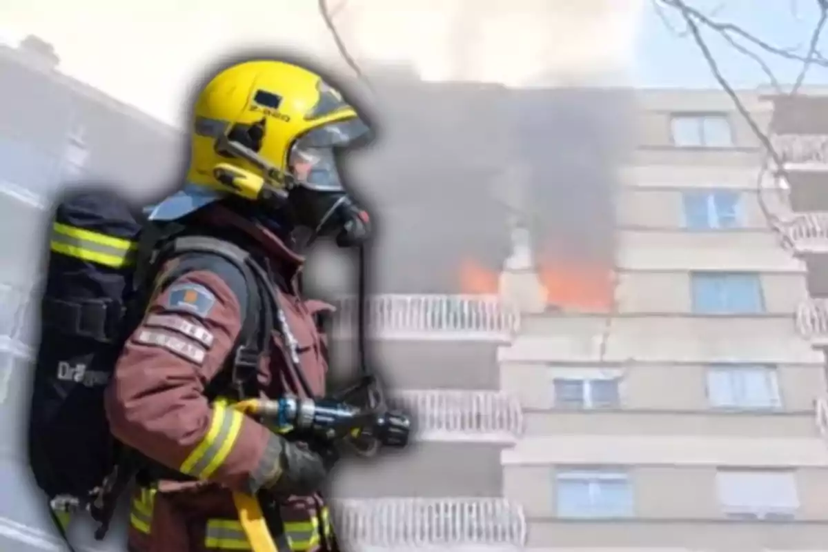 Un bomber i lincendi en un pis de Figueres