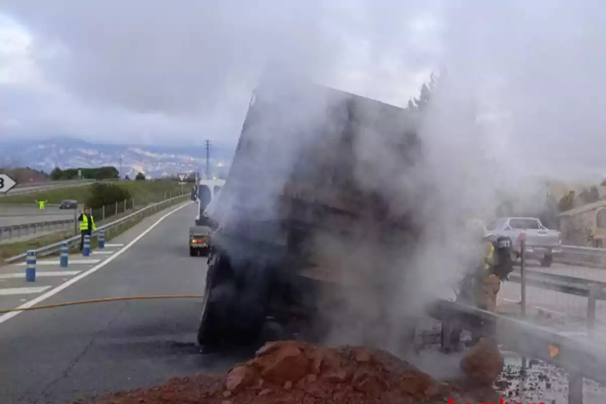 Camió incendiat a la C-16