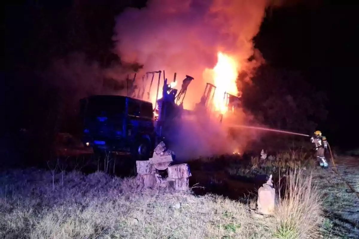 Bombers treballant a l'incendi d'un camió