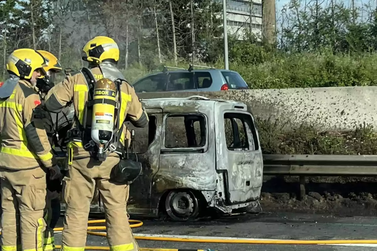 Aquesta és la furgoneta incendiada. Aquesta és la furgoneta incendiada.
