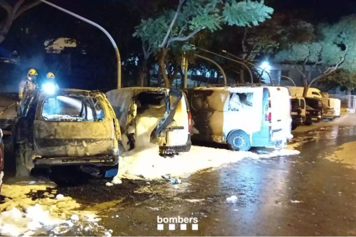 Coches calcinados tras el incendio en Badalona