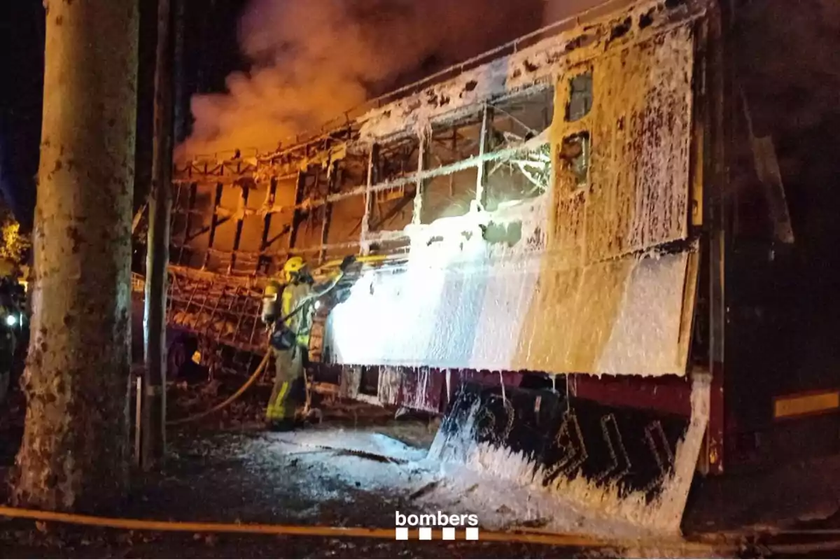 Bombers extingint un incendi en un remolc a Girona