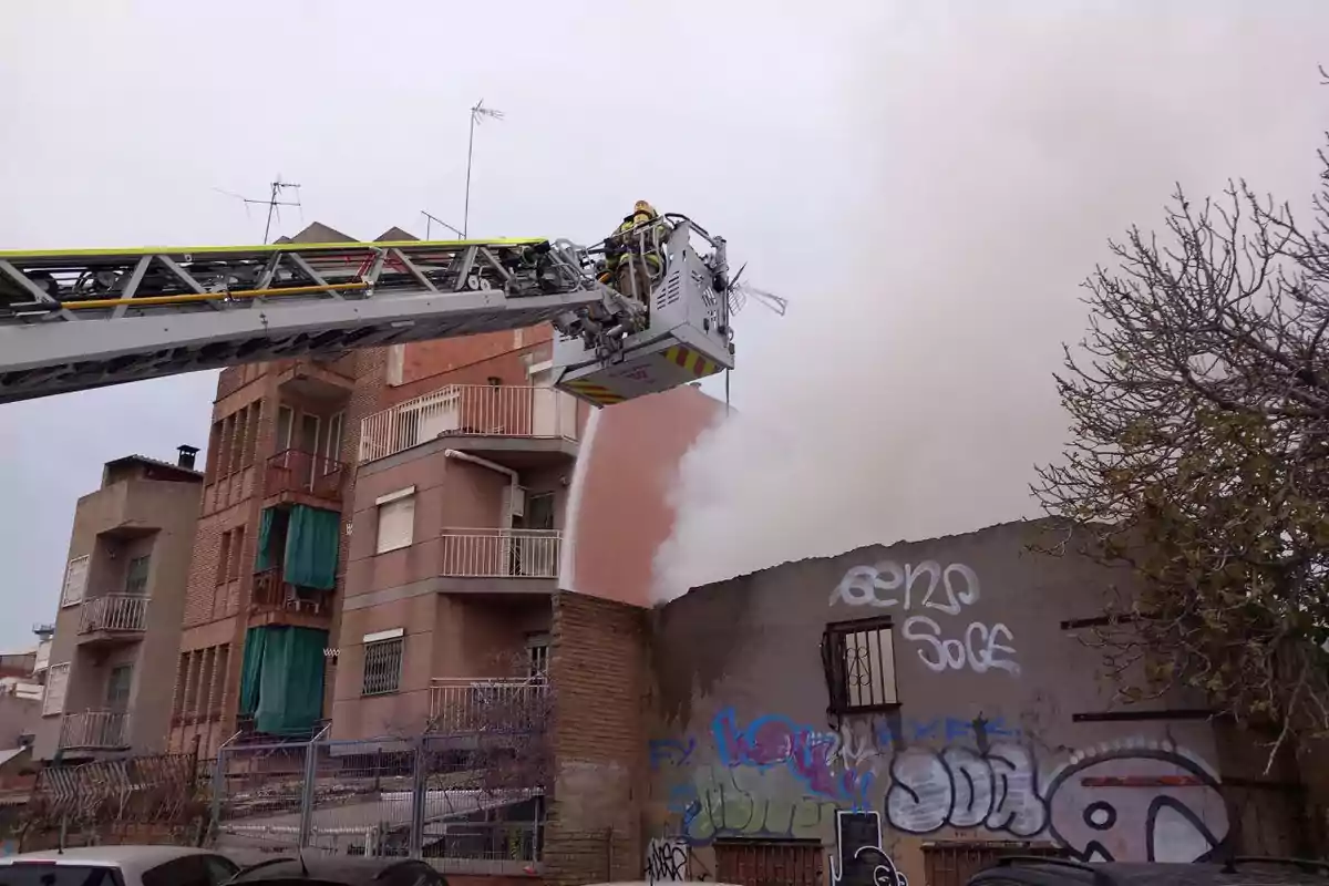 Els Bombers treballen a l'incendi de L'Hospitalet