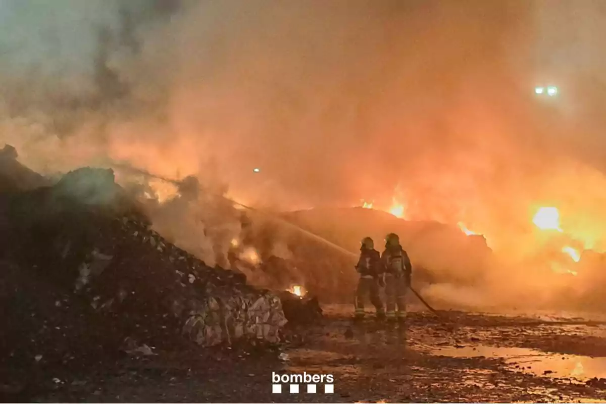 Brutal incendio en una planta de reciclaje de Sabadell