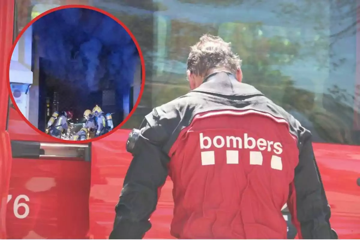 Un bomber amb uniforme vermell es troba al costat d'un camió de bombers, mentre en un requadre s'observa altres bombers combatent un incendi amb fum fosc.