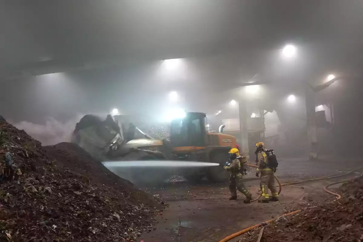 Incendi en una planta de reciclatge.