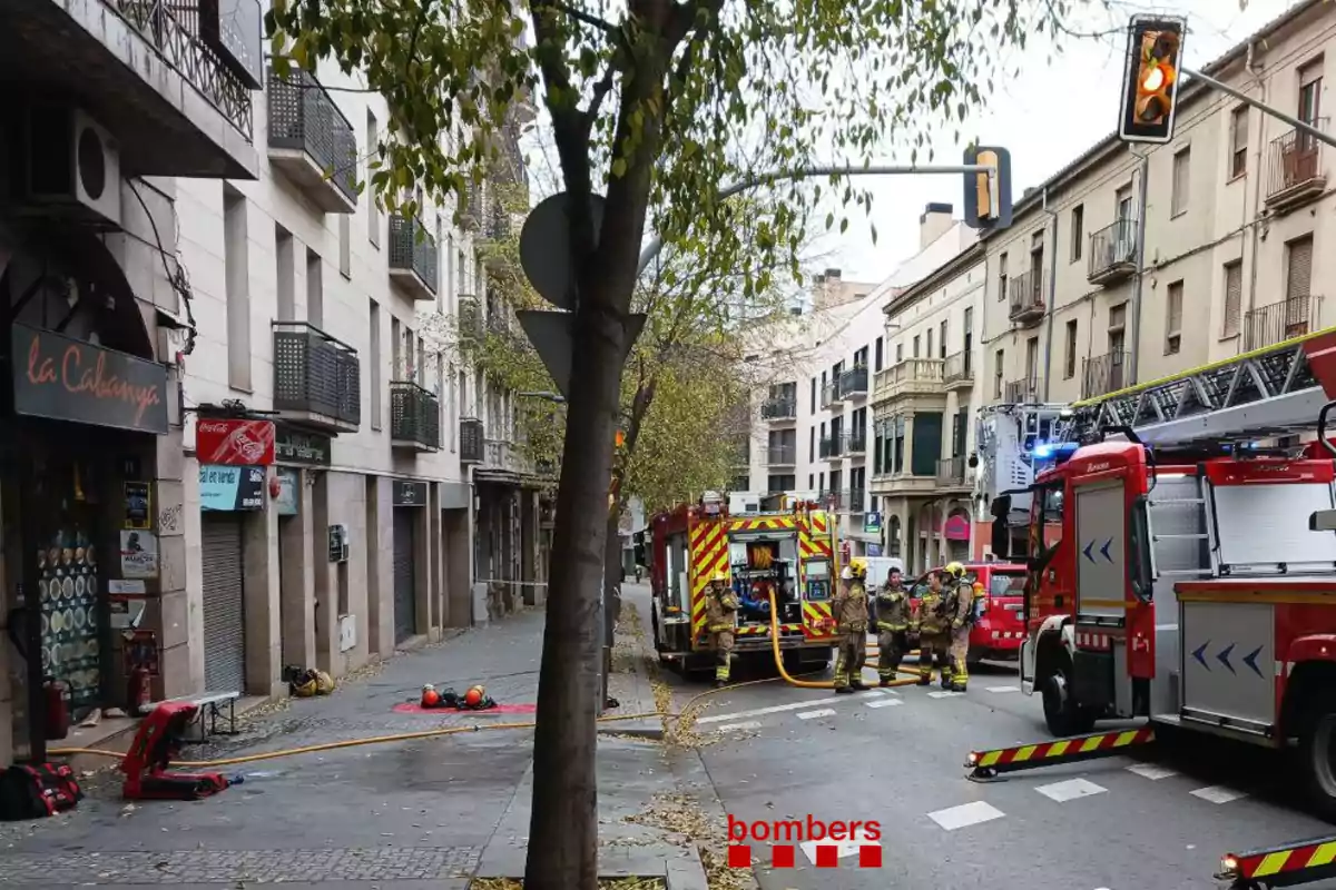 Bombers treballant a la cafeteria de Manresa