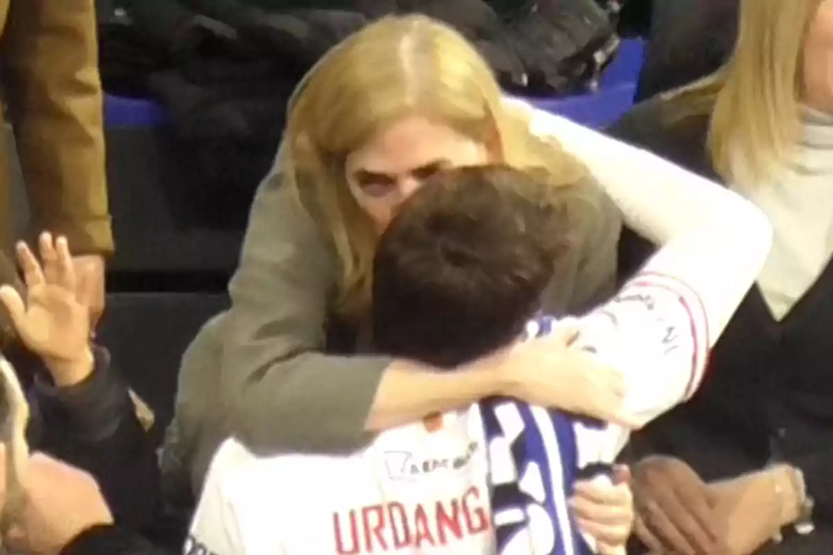 La infanta Cristina abraza a Pablo Urdangarin que lleva una camiseta con el nombre La infanta Cristina abraza a Pablo Urdangarin que lleva una camiseta con el nombre