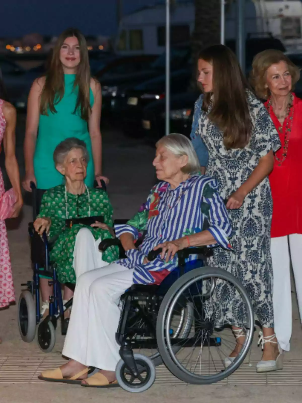 Infanta Sofia, Leonor i la reina Sofia, incloent Irene de Grècia i Tatiana Redziwill en cadira de rodes, posen per a una foto en un entorn exterior durant la nit. Infanta Sofia, Leonor i la reina Sofia, incloent Irene de Grècia i Tatiana Redziwill en cadira de rodes, posen per a una foto en un entorn exterior durant la nit.