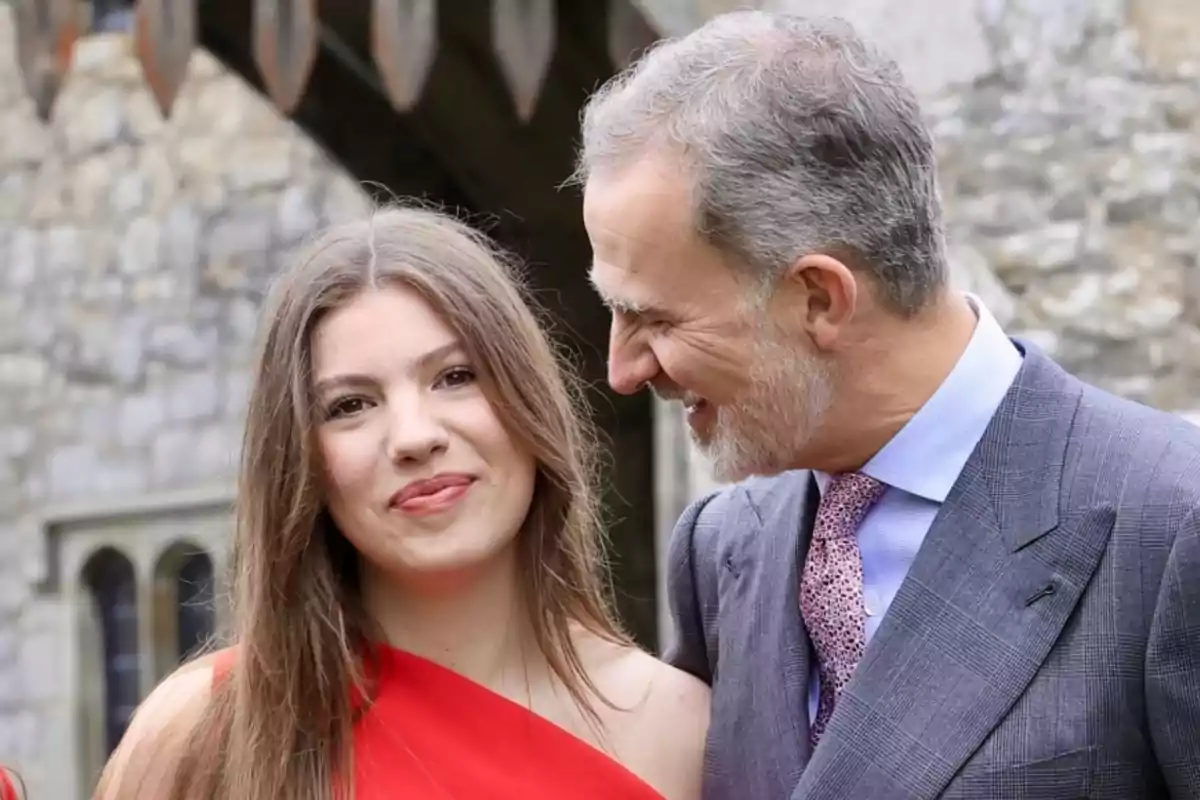 La infanta Sofía, de rojo, sonríe mientras su padre, el rey Felipe, la mira sonriente La infanta Sofía, de rojo, sonríe mientras su padre, el rey Felipe, la mira sonriente
