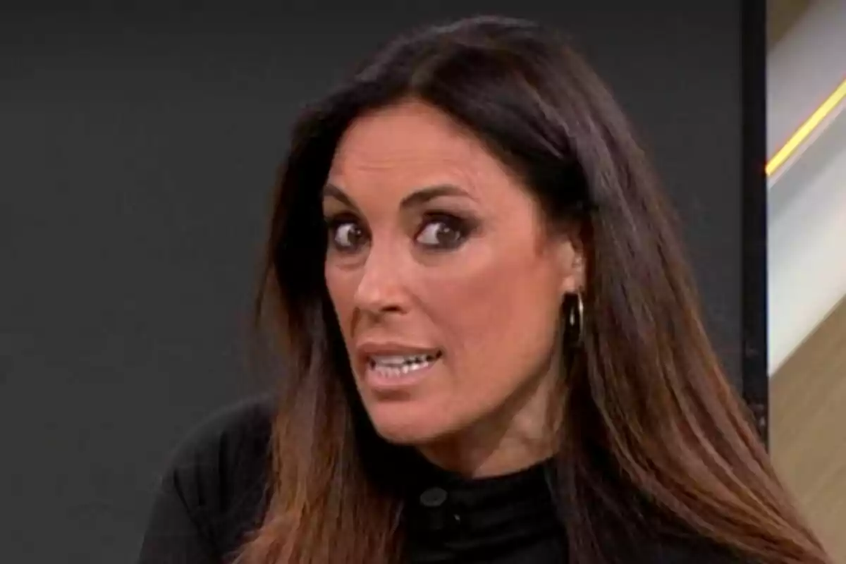 Isabel Rábago de cabell fosc i llarg amb expressió facial intensa i fons fosc a Espejo Público. Isabel Rábago de cabell fosc i llarg amb expressió facial intensa i fons fosc a Espejo Público.