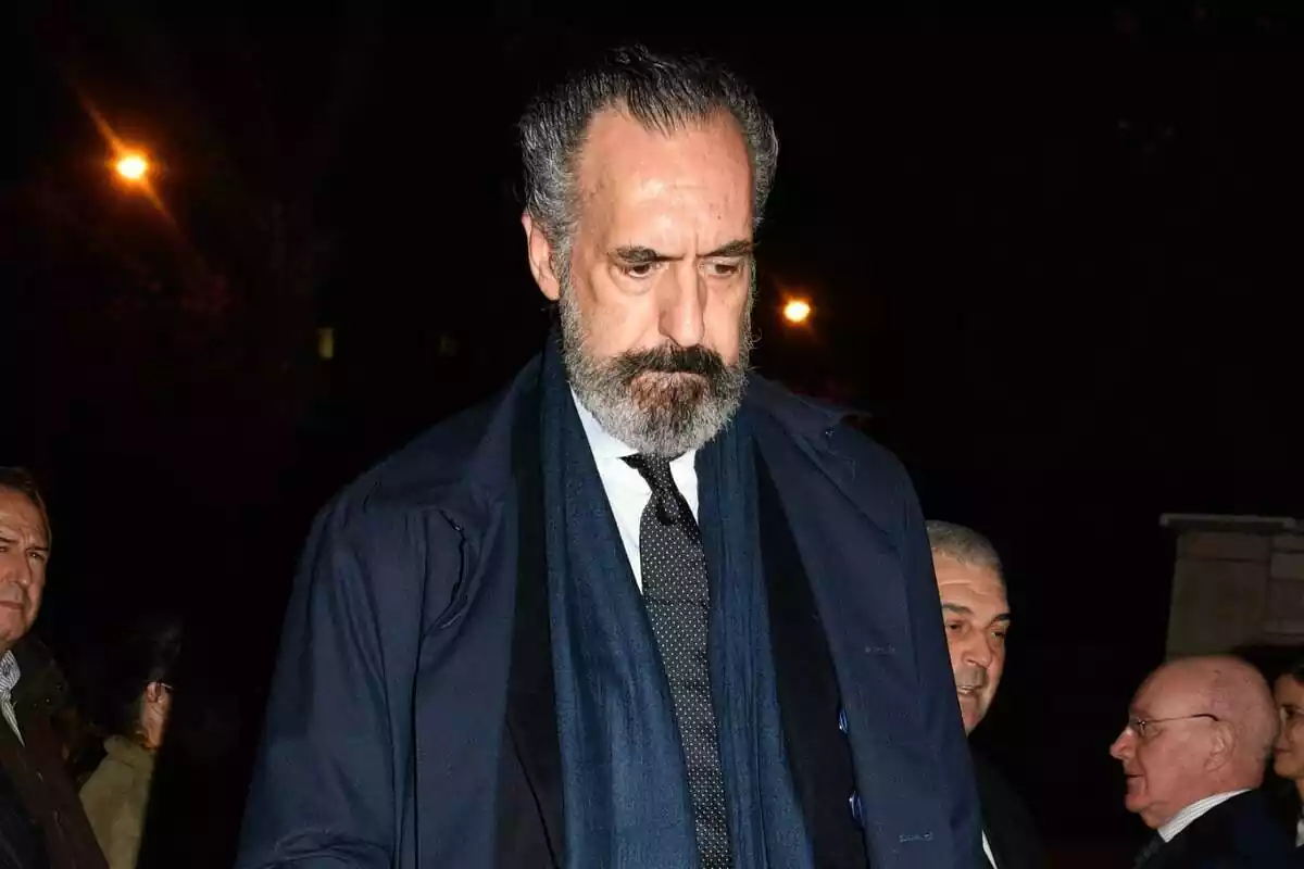 Jaime de Marichalar mirant cap avall amb una jaqueta blava Jaime de Marichalar mirant cap avall amb una jaqueta blava