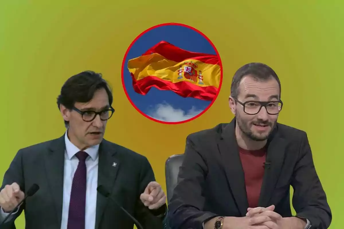 Dos homes amb ulleres i vestits parlant davant de micròfons amb la bandera d'Espanya al fons.