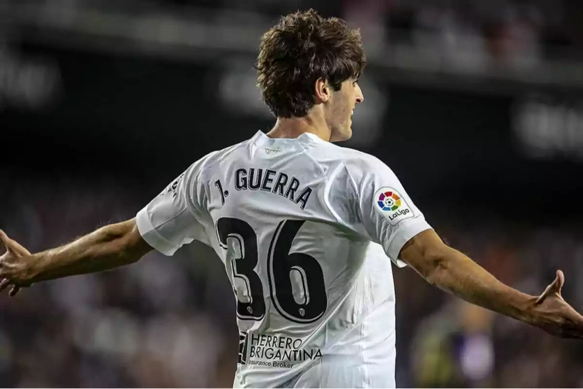 Javi Guerra celebrant un gol amb el València a la 2022/23