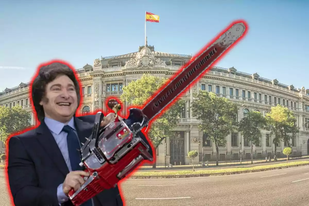 Un hombre sonriente sostiene una motosierra frente a un edificio histórico con una bandera española ondeando en la parte superior.