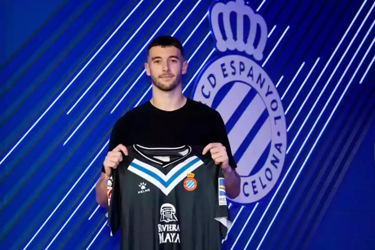 Joan García amb la samarreta de l'Espanyol Joan García amb la samarreta de l'Espanyol