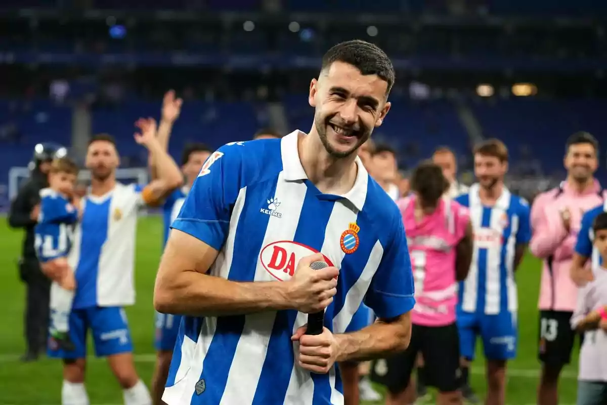 Joan García celebrant la permanència amb l’Espanyol Joan García celebrant la permanència amb l’Espanyol