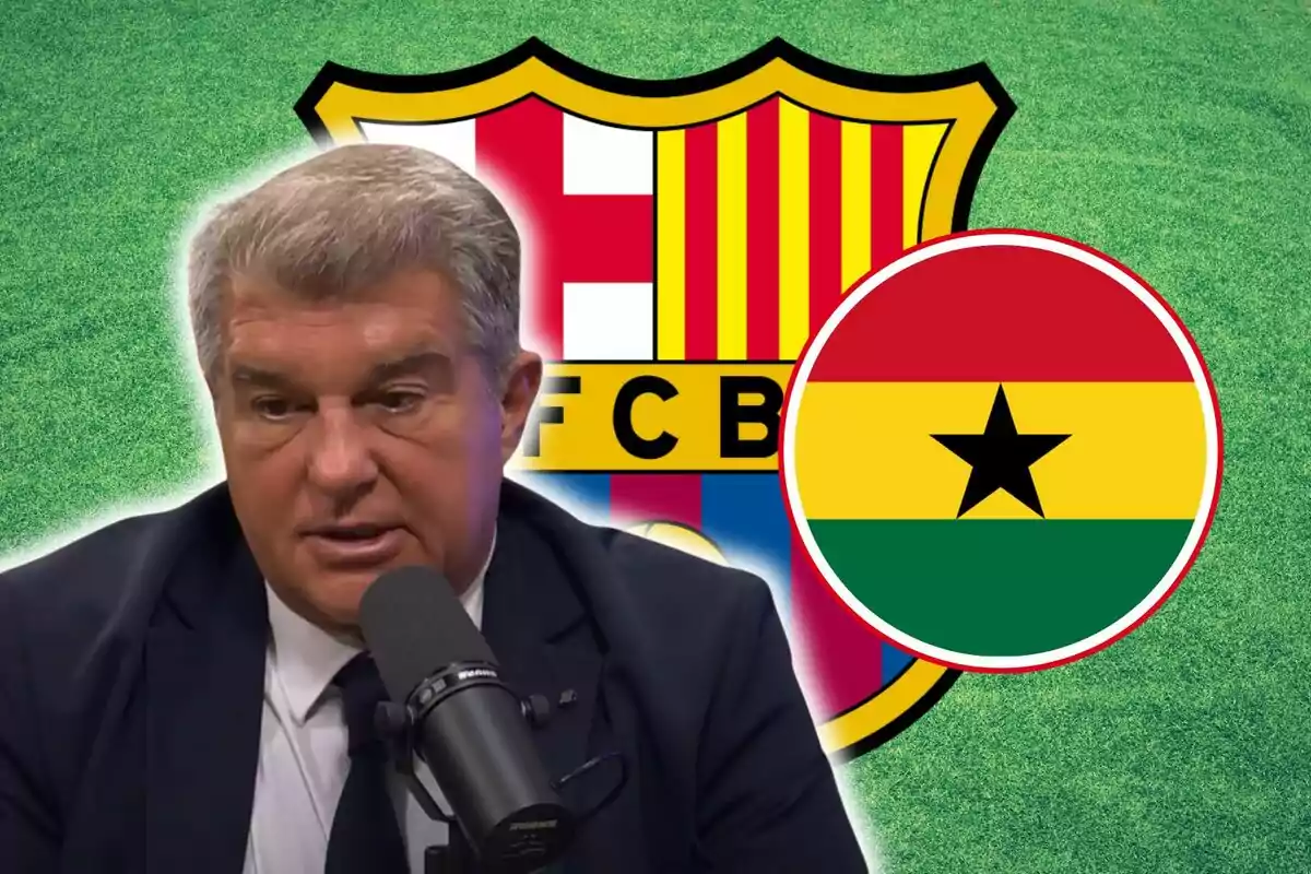 Un home parlant a un micròfon amb l'escut del FC Barcelona i la bandera de Ghana de fons.