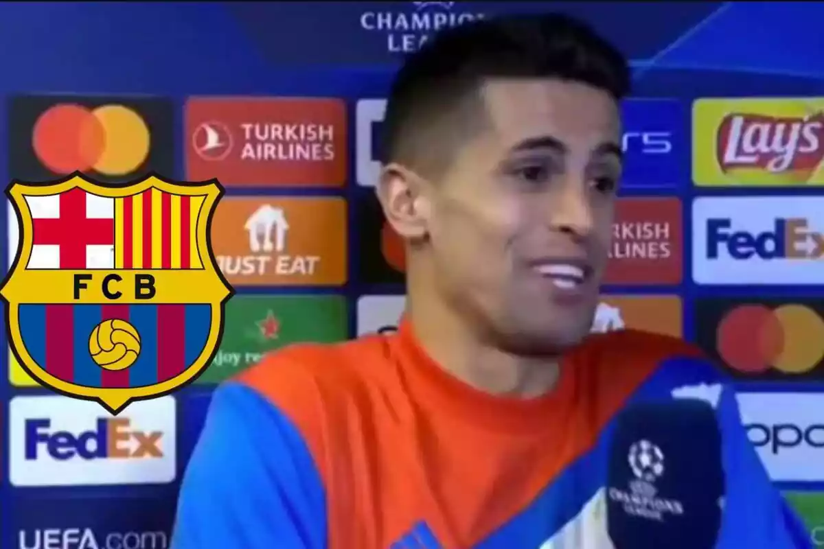 Muntatge amb Joao Cancelo entrevistat després d'un partit de Champions League i un escut del Barça de fons