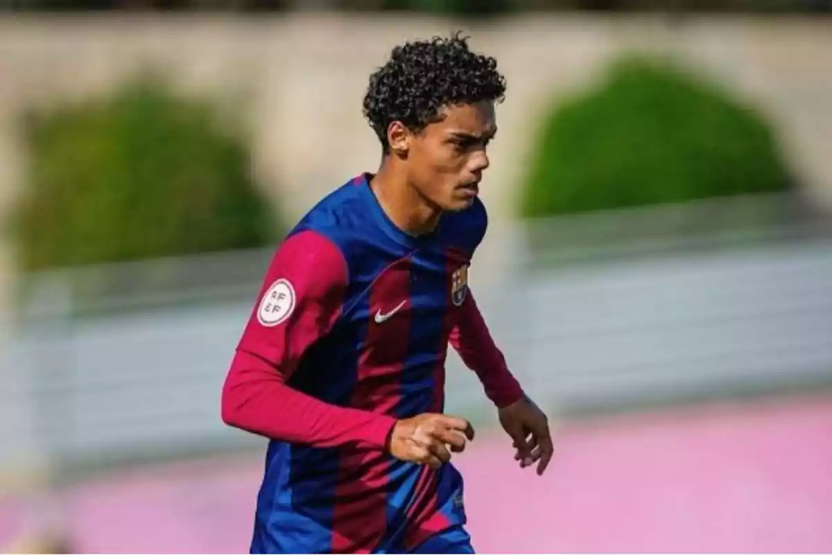 Joao Mendes, fill de Ronaldinho, en un partit amb el Juvenil A del Barça