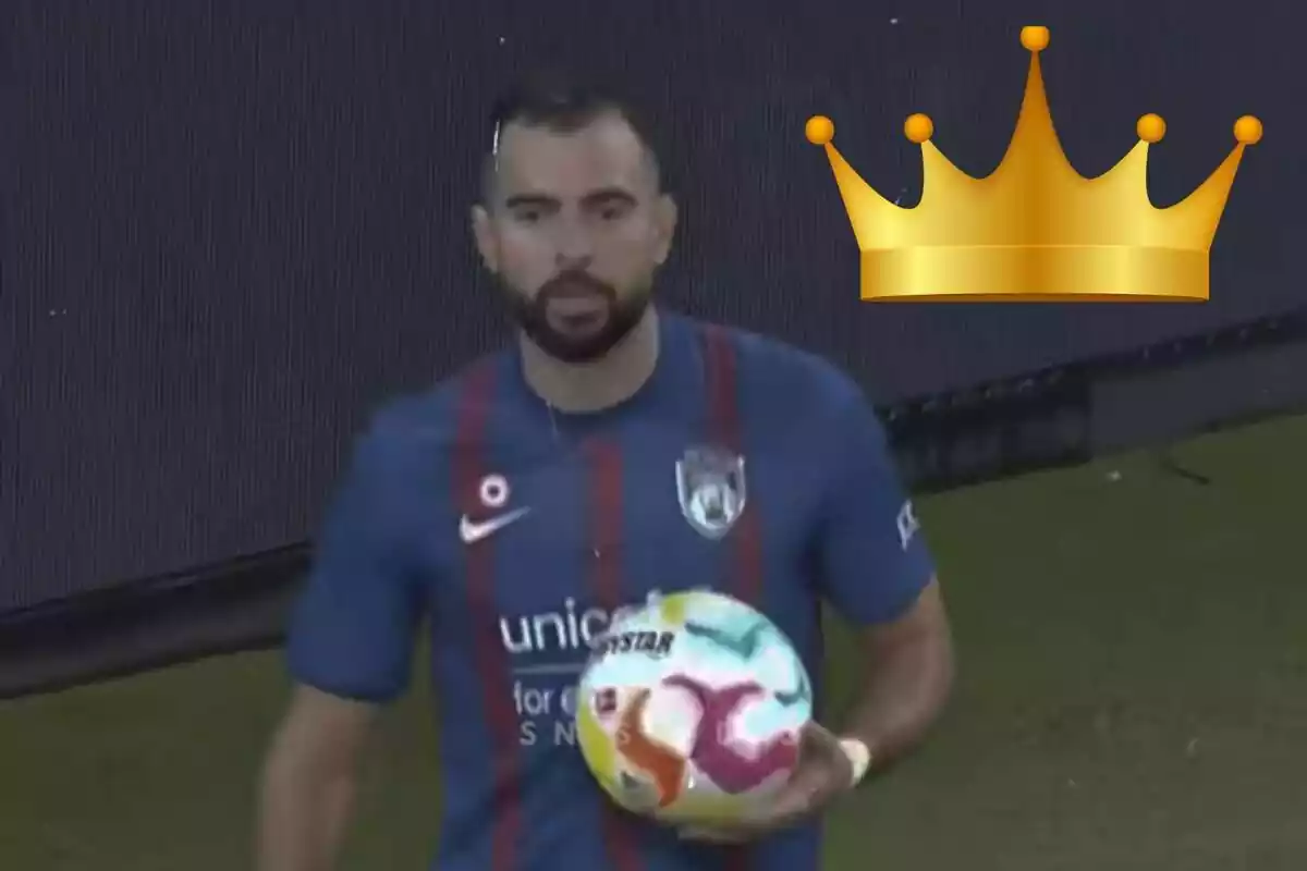 Muntatge amb Jordi Amat amb una pilota a la mà durant un partit de futbol ia la cantonada superior dreta, una corona de príncep