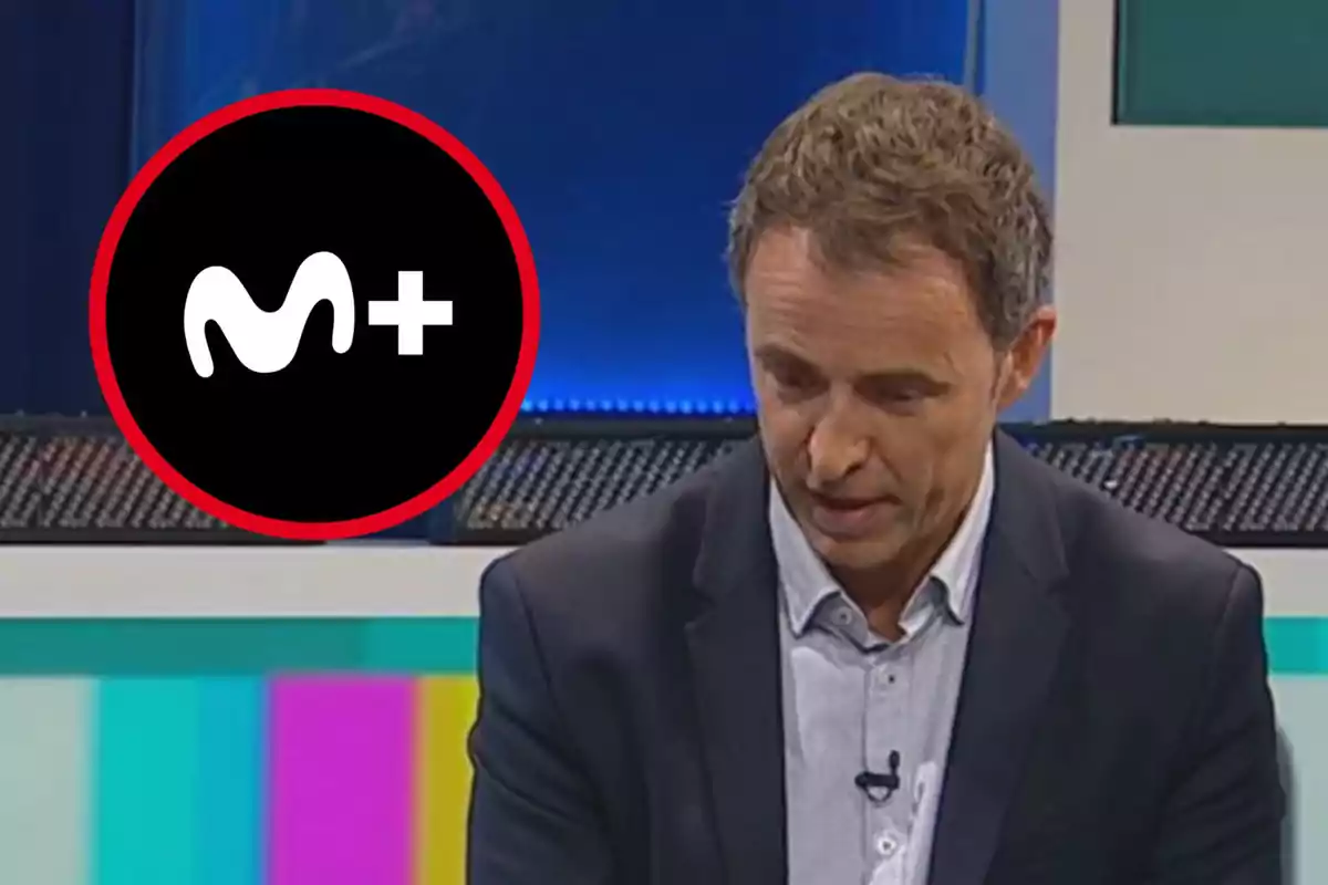 Home amb vestit en un estudi de televisió amb el logo de Movistar Plus a la cantonada superior esquerra.