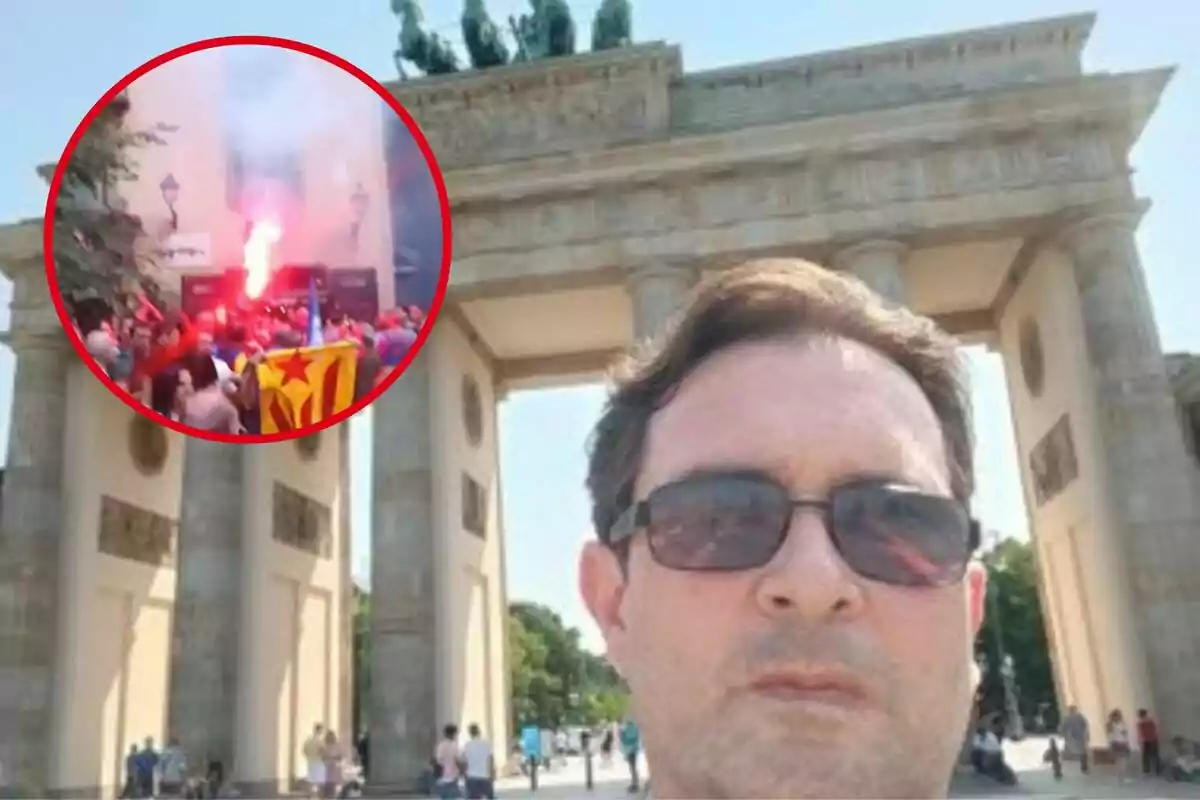 Un hombre con gafas de sol se toma una selfie frente a la Puerta de Brandeburgo, mientras en un círculo rojo se muestra una protesta con una bandera y una bengala encendida.