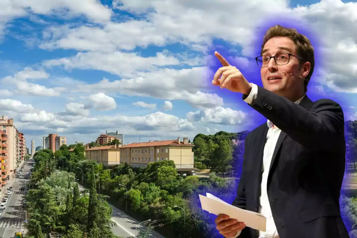 Un hombre con traje y gafas sostiene papeles y señala hacia arriba, con un fondo de una ciudad y cielo azul con nubes.