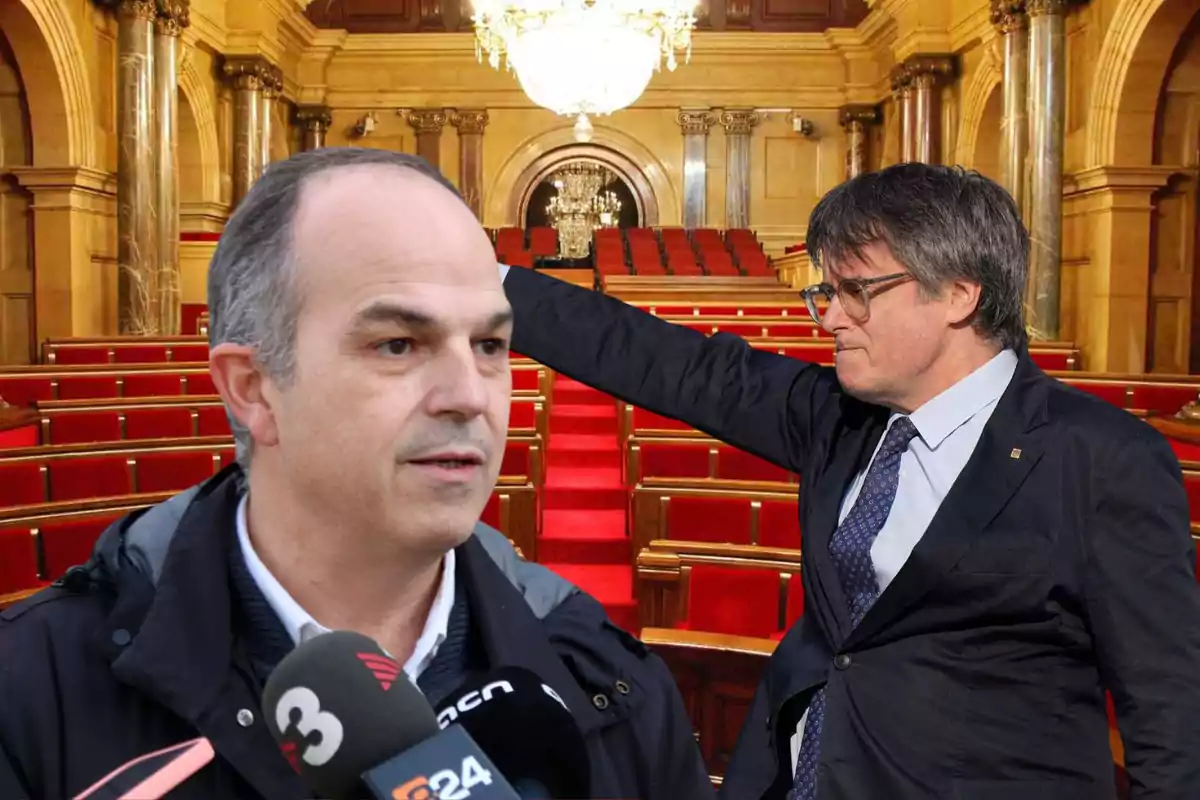 Dos homes en un parlament, un està parlant davant de diversos micròfons mentre l'altre assenyala cap al fons del recinte.