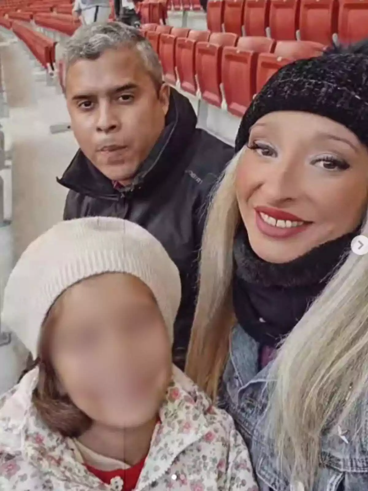 Post d'Instagram amb José Fernando Ortega, Michu i la seva filla asseguts a unes grades Post d'Instagram amb José Fernando Ortega, Michu i la seva filla asseguts a unes grades