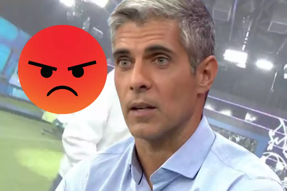Un home de cabell canós amb expressió seriosa en un estudi de televisió amb un emoji d'enfadament superposat. Un home de cabell canós amb expressió seriosa en un estudi de televisió amb un emoji d'enfadament superposat.