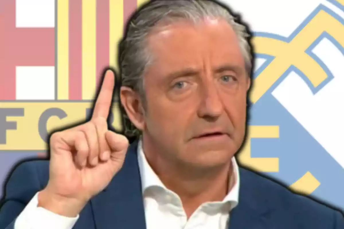 Josep Pedrerol i els escuts de Barça i de Reial Madrid