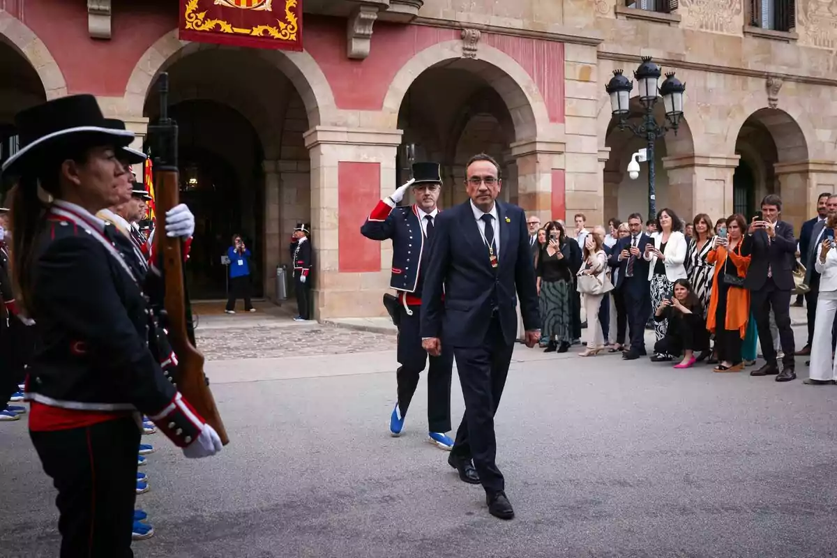 Josep Rull sortint del Parlament