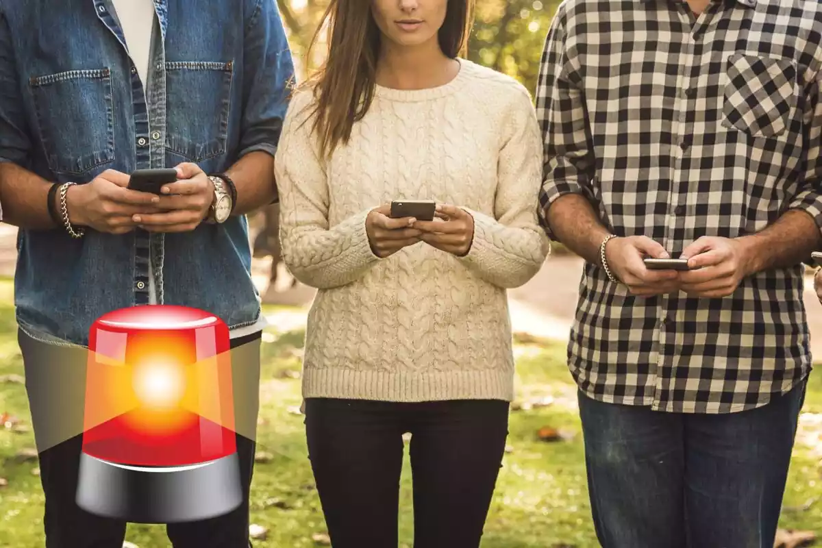 Muntatge amb una imatge de 3 joves amb un telèfon intel·ligent. A la cantonada inferior esquerra, l'emoticona d'una sirena