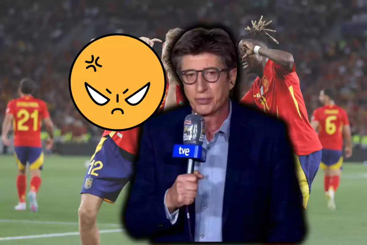Un periodista amb micròfon de TVE apareix en primer pla sobre un fons de jugadors de futbol de la selecció espanyola celebrant, un d’ells cobert per un emoji de cara enfadada.