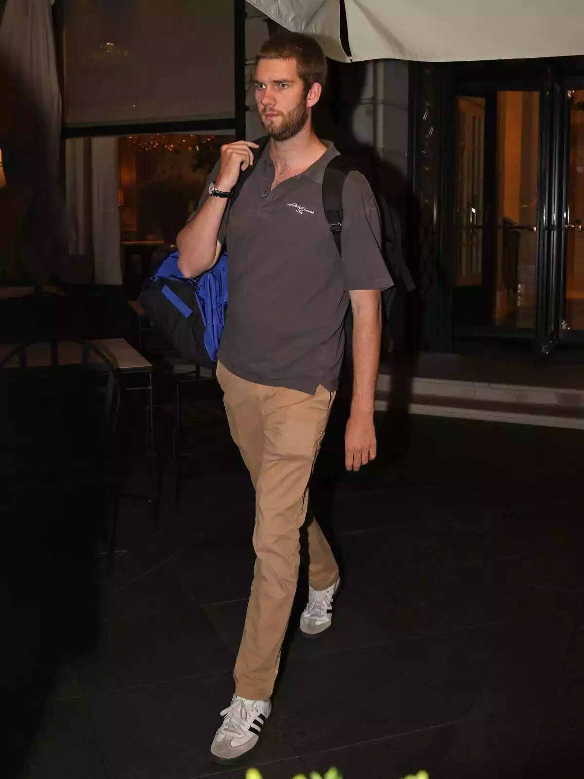 Juan Urdangarin con barba andando serio y con una bolsa en el hombro a la salida de un restaurante de Ginebra Juan Urdangarin con barba andando serio y con una bolsa en el hombro a la salida de un restaurante de Ginebra