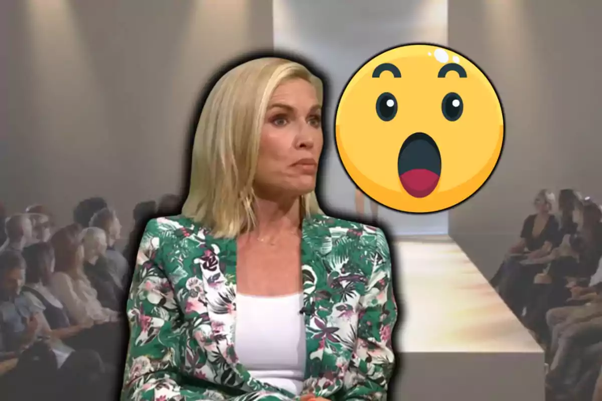 Dona rossa amb jaqueta de flors asseguda davant d’una passarel·la amb un emoji de sorpresa gran al seu costat