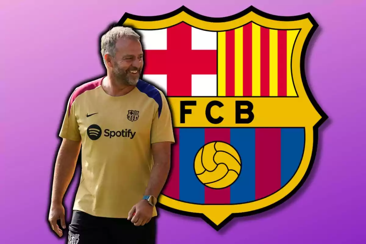 Un home amb una samarreta d?entrenament del FC Barcelona somriu davant l?escut del club sobre un fons morat.