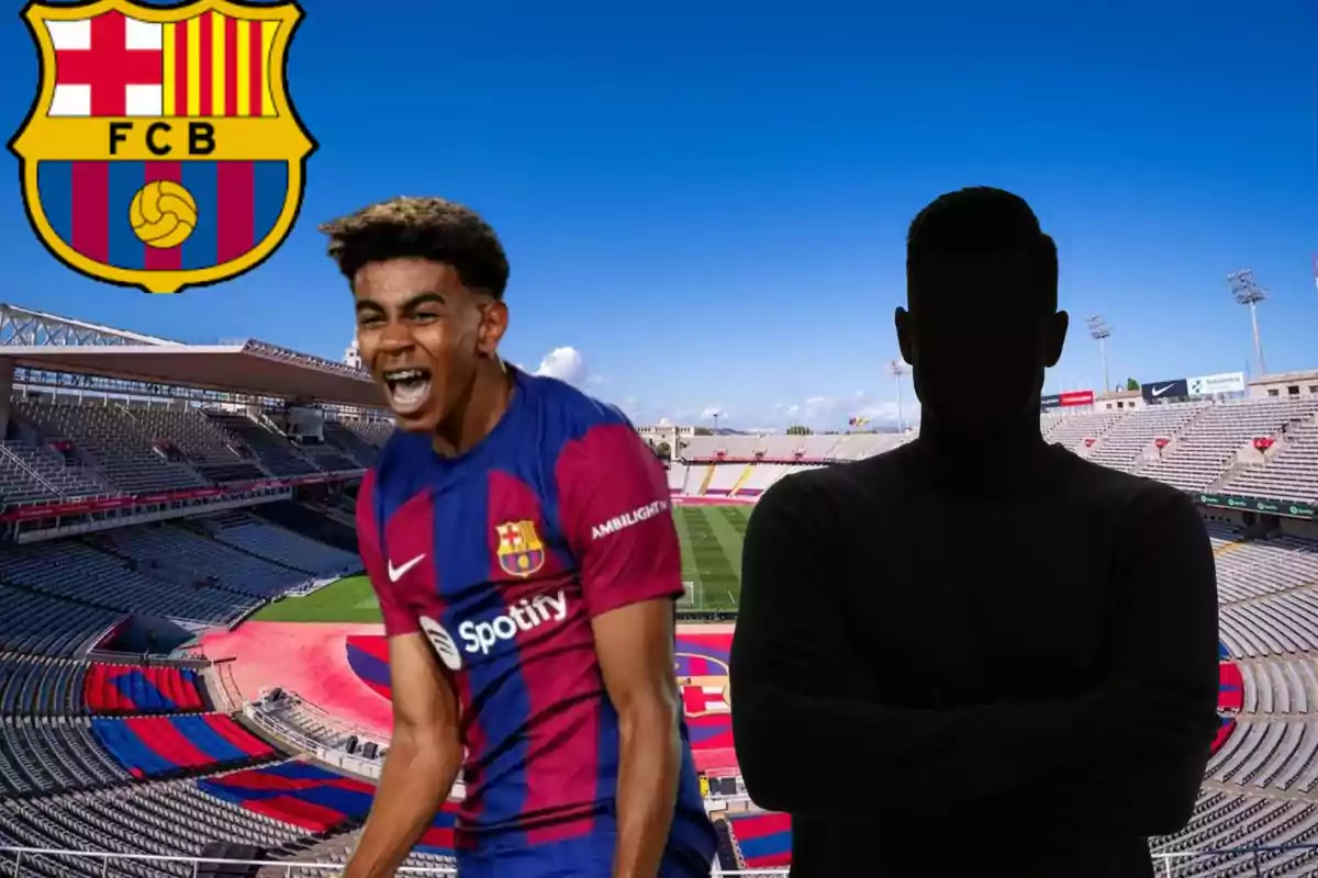 Un jugador del FC Barcelona celebrant a l'estadi amb l'escut del club a la cantonada superior esquerra i una figura a l'ombra al seu costat.