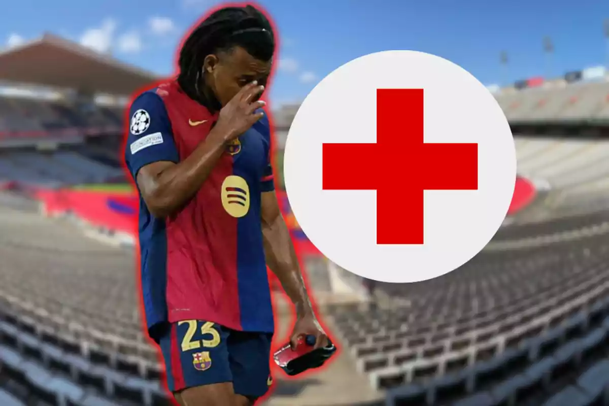 Un jugador de futbol amb uniforme blau i vermell es cobreix el rostre mentre sosté un objecte a la mà, amb un estadi de fons i un símbol de creu roja superposat.