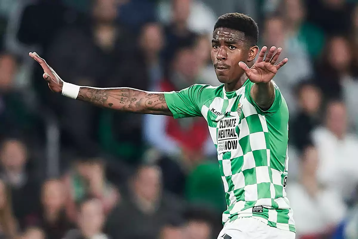 Junior Firpo en un partit amb el Real Betis Junior Firpo en un partit amb el Real Betis