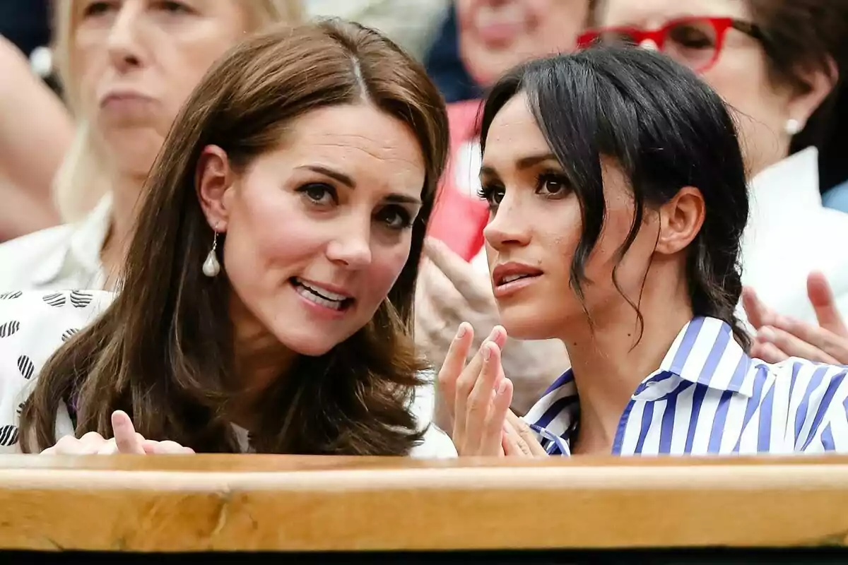 Kate Middleton y Meghan Markle conversando en un evento deportivo. Kate Middleton y Meghan Markle conversando en un evento deportivo.