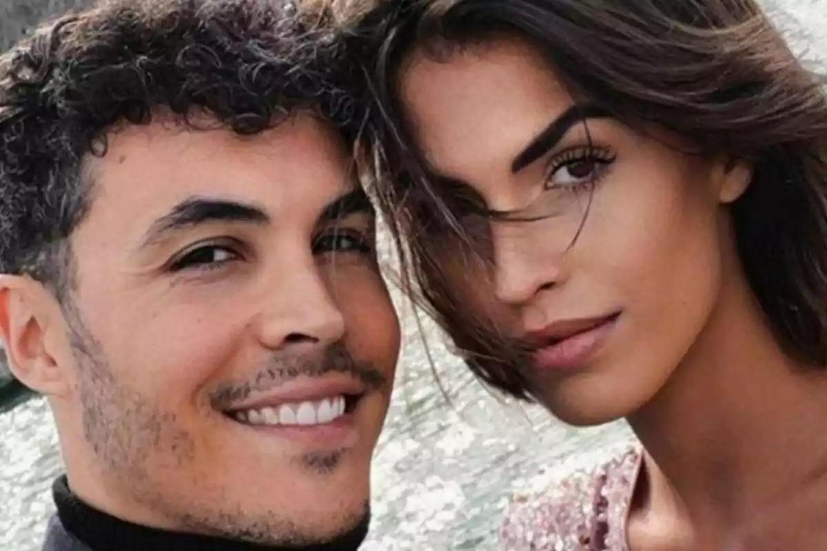 Una pareja sonriente -formada por Kiko Jiménez y Sofía Suescun- posando al aire libre. Una pareja sonriente -formada por Kiko Jiménez y Sofía Suescun- posando al aire libre.