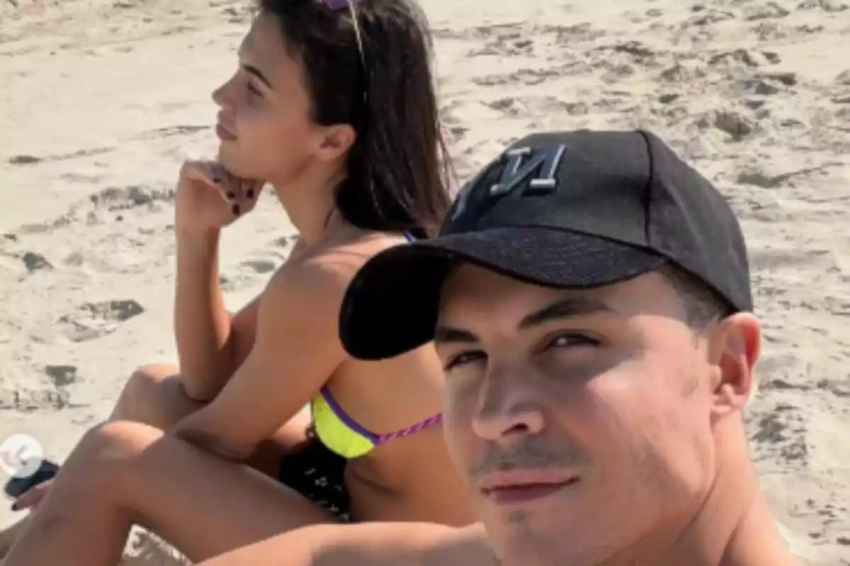Dos personas sentadas en la playa disfrutando del sol, las cuales son Kiko Jiménez y Sofía Suescun. Dos personas sentadas en la playa disfrutando del sol, las cuales son Kiko Jiménez y Sofía Suescun.