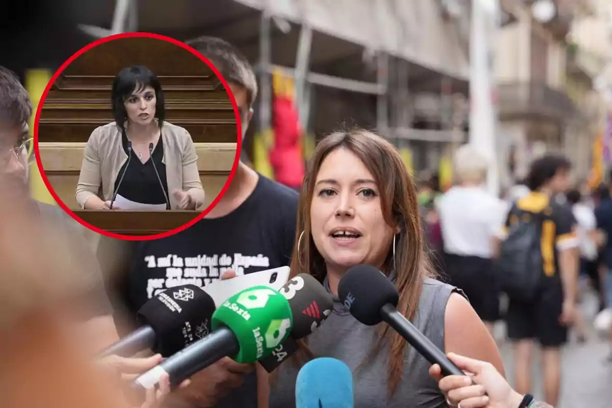 Una dona parlant davant de diversos micròfons en un carrer concorregut, amb una imatge inserida d?una altra dona parlant en un podi.