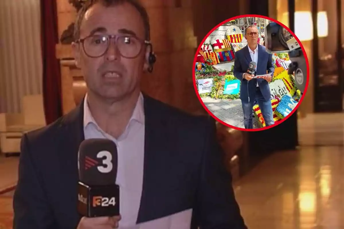 Un reporter de televisió amb ulleres i auriculars sosté un micròfon amb el logotip d?un canal de notícies, mentre que en un requadre circular se?l veu en una escena exterior amb flors i banderes.