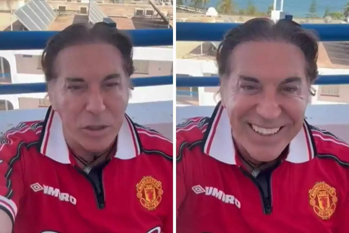 Un hombre con una camiseta roja del Manchester United, con el logo de Umbro, está sentado en un balcón con vista al mar y edificios con paneles solares. En la primera imagen, tiene una expresión seria, y en la segunda, está sonriendo.