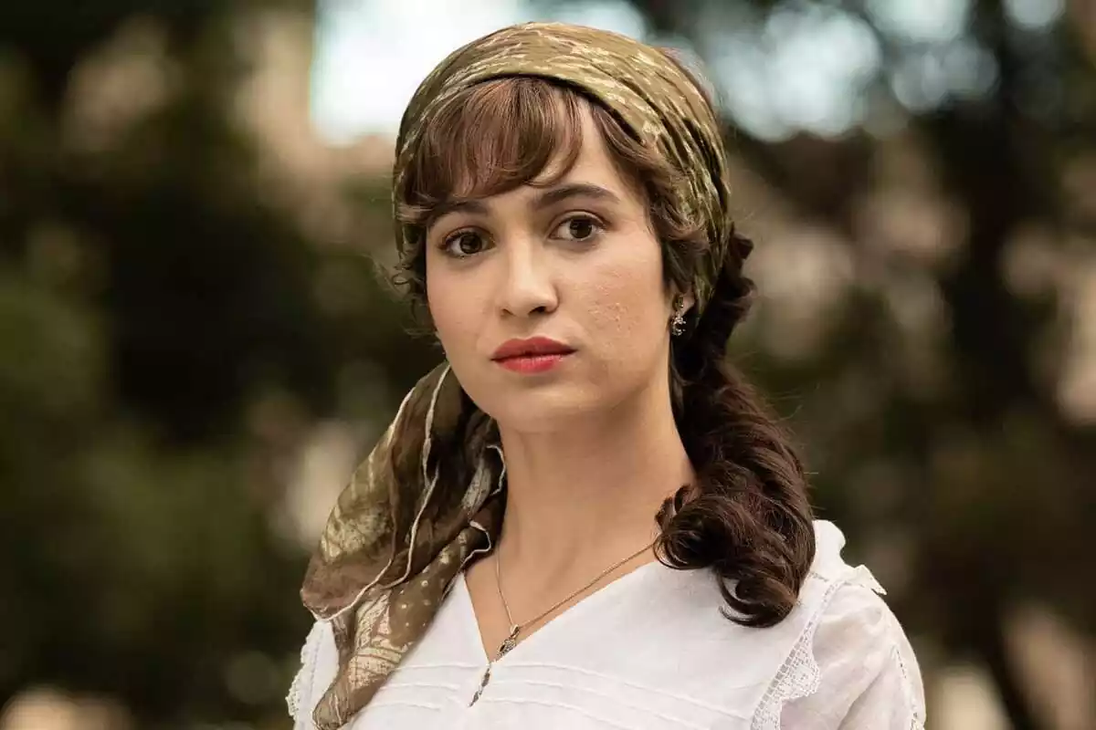 Personaje de Catalina en 'La Promesa' con una pañuelo en la cabeza Personaje de Catalina en 'La Promesa' con una pañuelo en la cabeza