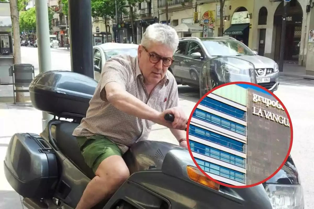 Un home amb ulleres i cabell canós està assegut en una motocicleta en un carrer urbà, amb un requadre que mostra un edifici amb el rètol "La Vanguardia".