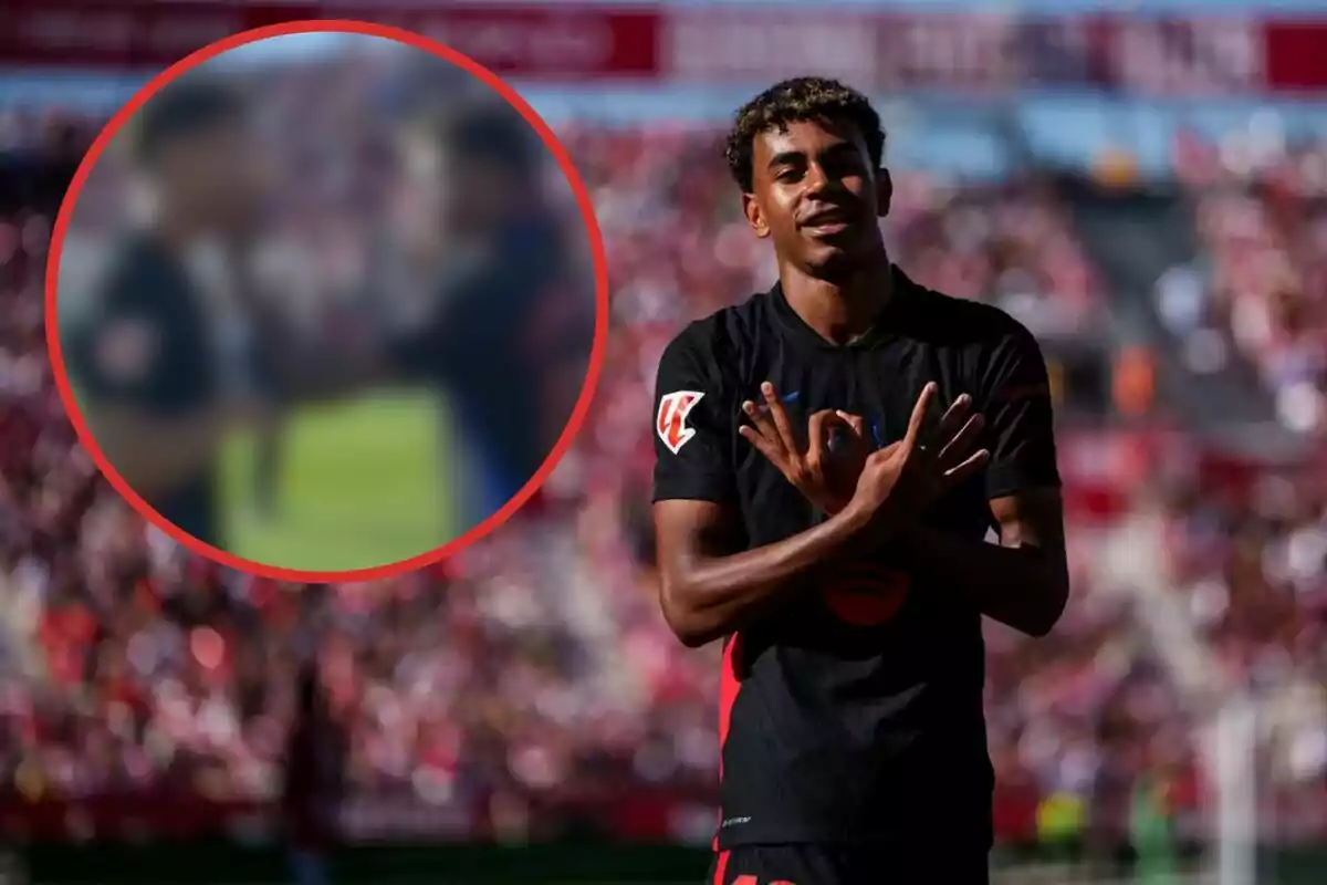 Jugador de futbol celebrant un gol amb les mans formant un gest mentre al fons es veu un estadi ple d'espectadors i un requadre borrós de dues persones saludant-se.